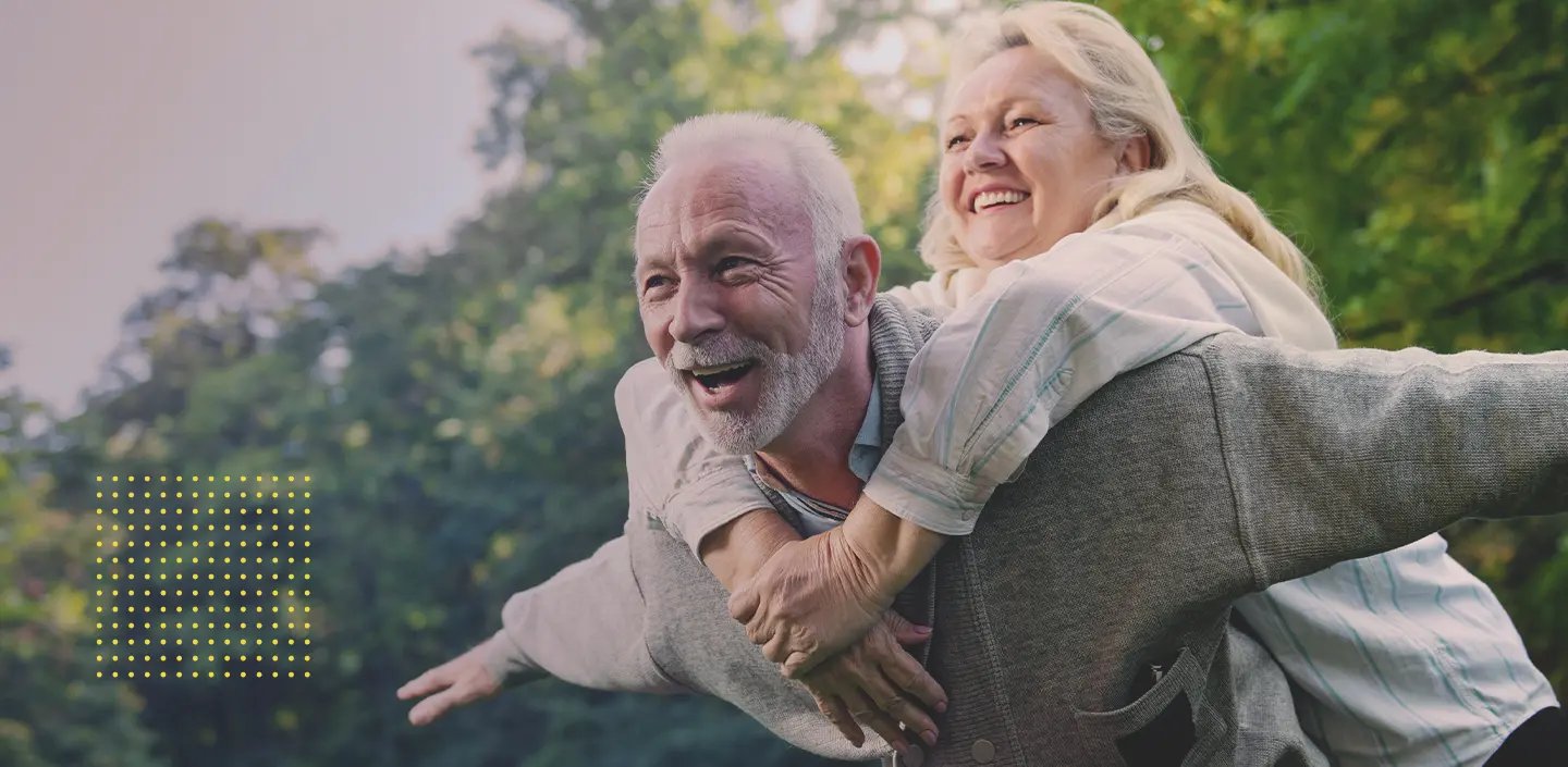 Vitamina D antienvejecimiento y longevidad. Imagen de una pareja feliz de mediana edad y gráfico del camino de la longevidad con vitamina d3.
